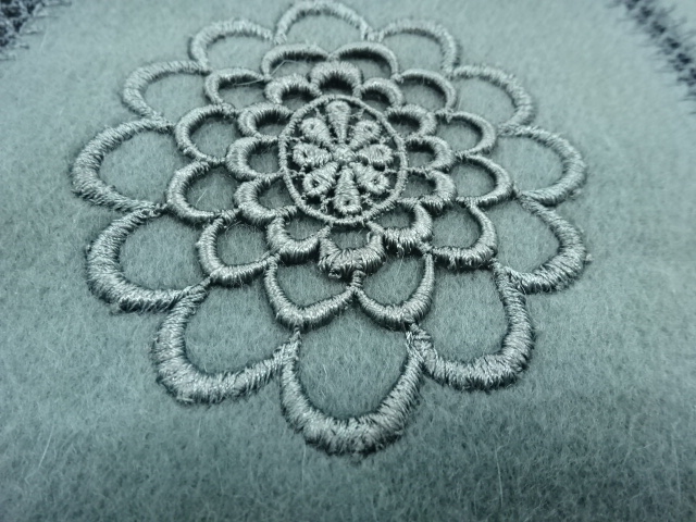  立涌に花模様刺繍ショール